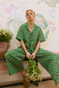 https://az.prshots.co.uk/contents/archives/329/362/images/thumb350x287_auto/oliver-bonas_green-strawberry-cropped-wide-leg-trousers-gbp68_thumb.jpg