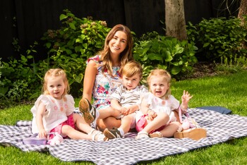 https://az.prshots.co.uk/contents/archives/3654/1560/images/thumb350x287_auto/peacocks_dani-and-her-children_thumb.jpg